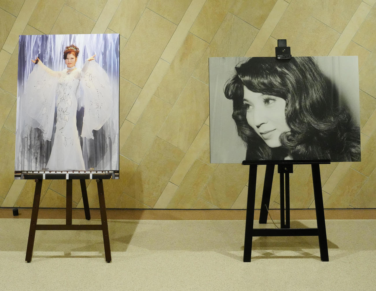 八代亜紀さんお別れの会の会場で展示される写真パネル（撮影・江口和貴）