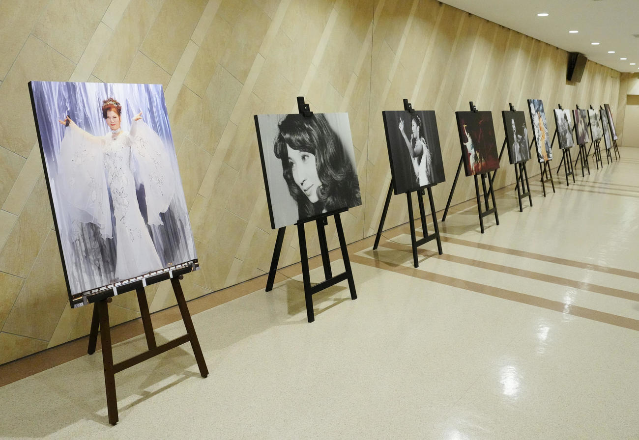 八代亜紀さんお別れの会の会場で展示される写真パネル（撮影・江口和貴）