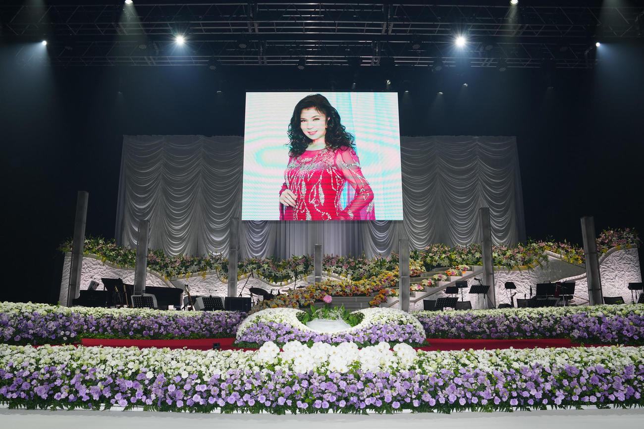 八代亜紀さんがコンサートで使用していた美術セットにコチョウラン、バラ、紫のカーネーションで装飾された祭壇（撮影・江口和貴）