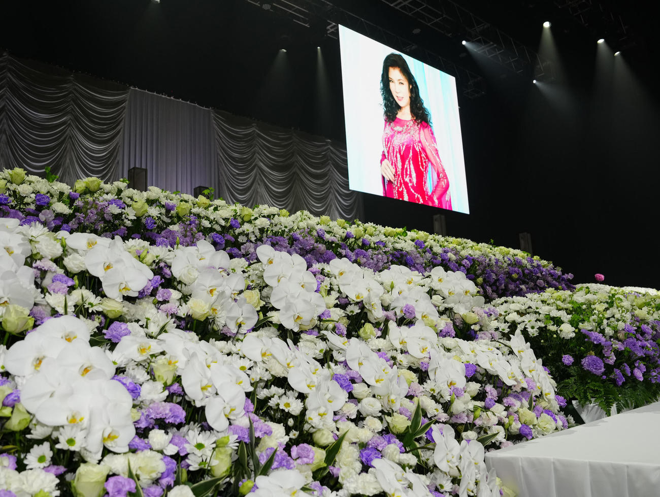 コチョウラン、バラ、紫のカーネーションで装飾された八代亜紀さんお別れの会の祭壇（撮影・江口和貴）