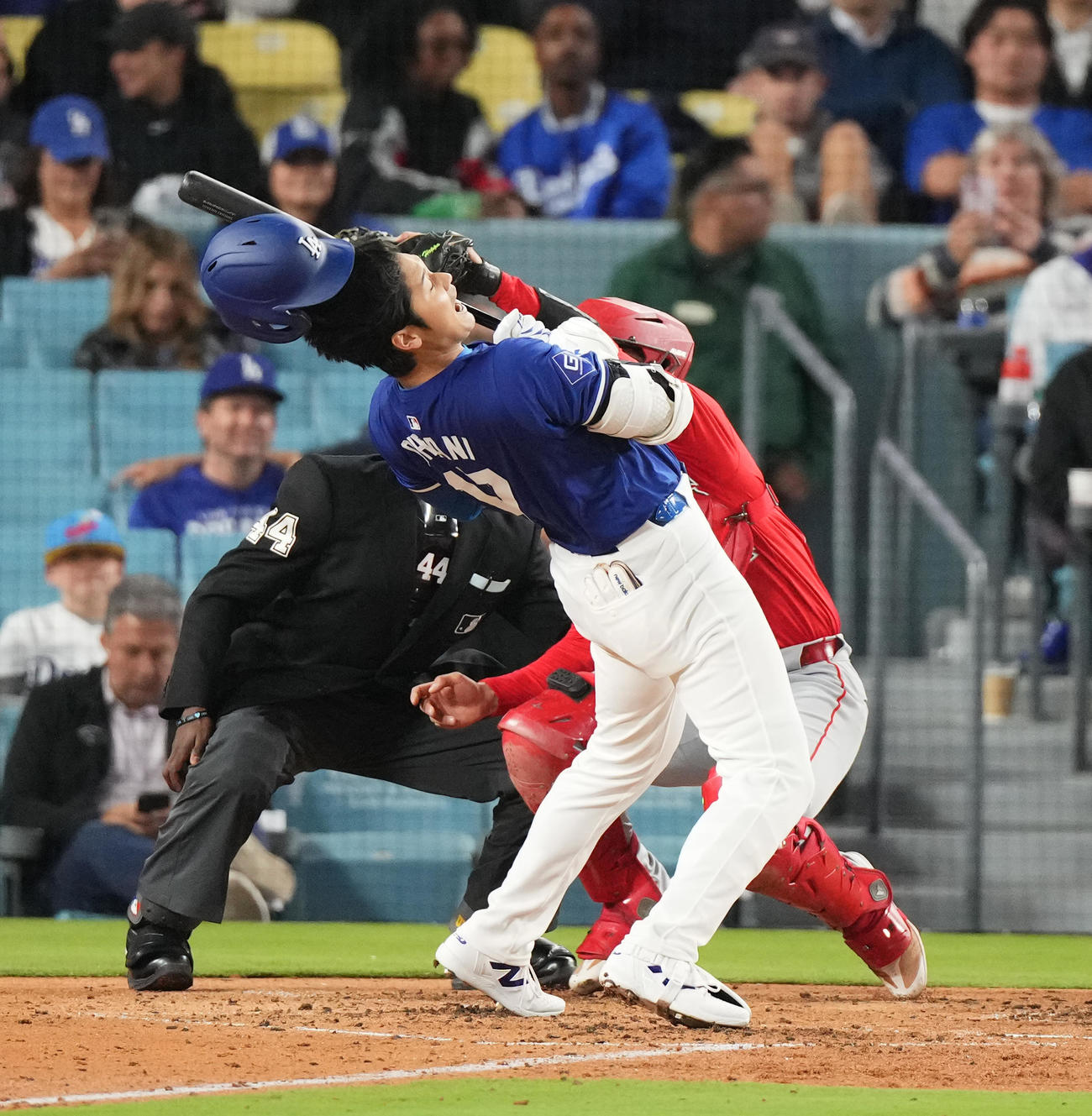 ドジャース対エンゼルス　5回裏ドジャース2死、顔面付近のボールを避けて四球を選ぶ大谷（撮影・菅敏）