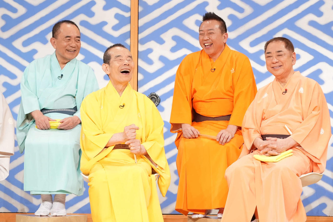 「笑点」のラスト収録に臨んだ林家木久扇（左から2人目）と出演メンバー