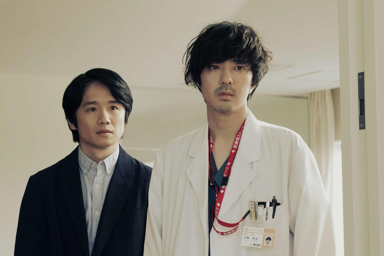 カンテレ・フジテレビ系「アンメット　ある脳外科医の日記」に出演する風間俊介、若葉竜也（C）カンテレ