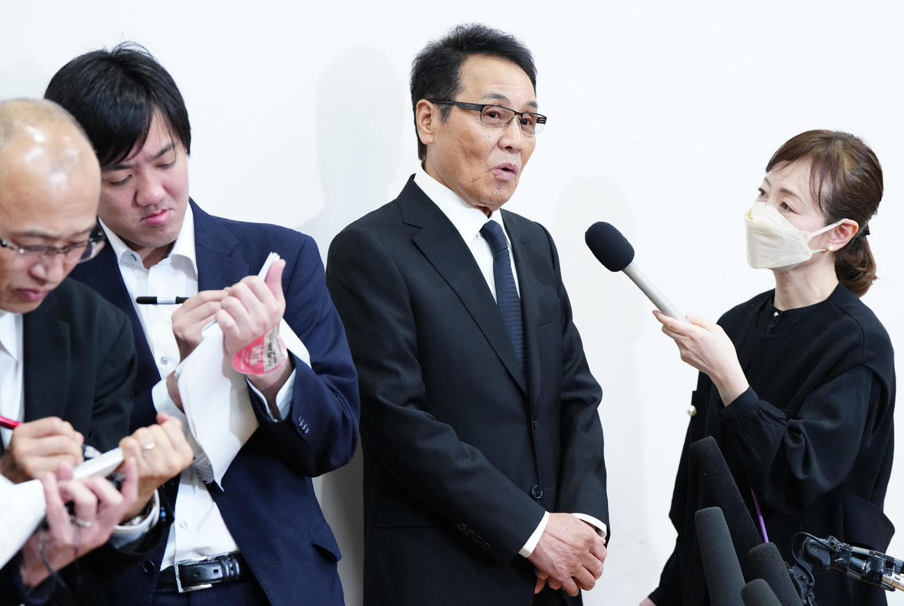 八代亜紀さんお別れの会に出席後、取材に応じる五木ひろし（中央右）（撮影・江口和貴）