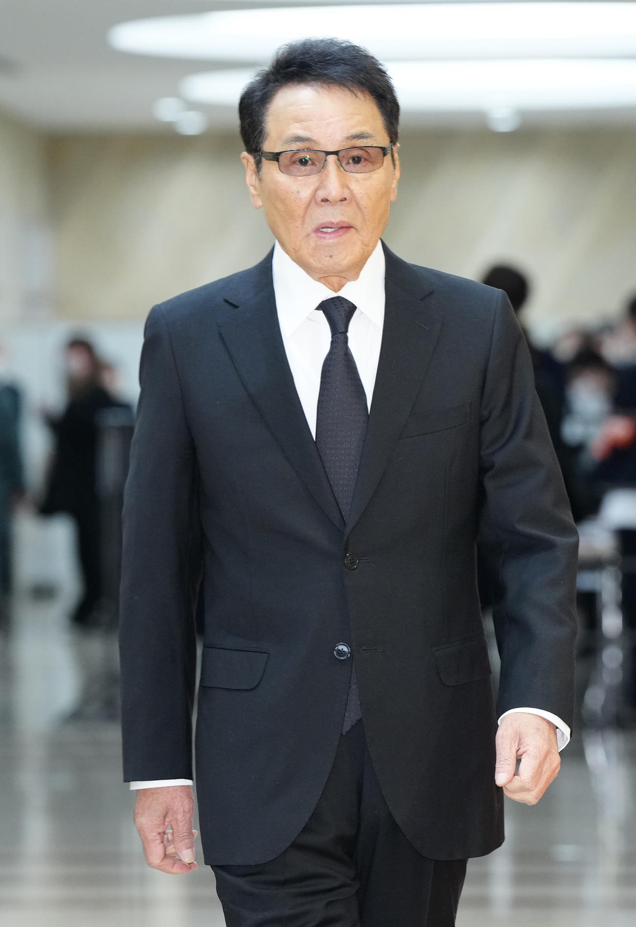 八代亜紀さんお別れの会の会場に向かう五木ひろし（撮影・江口和貴）