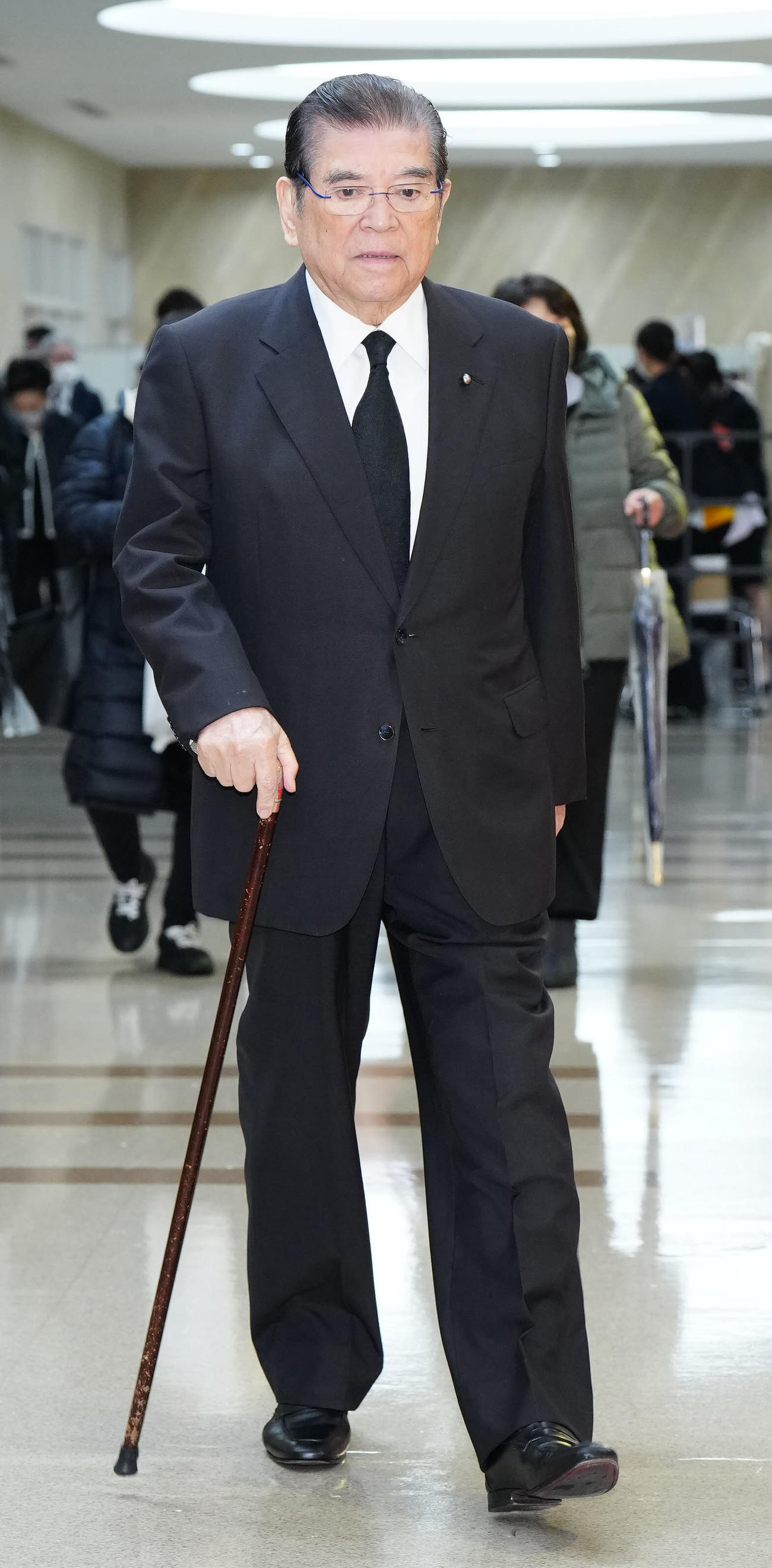 八代亜紀さんお別れの会の会場に向かう元通産相の深谷隆司氏（撮影・江口和貴）