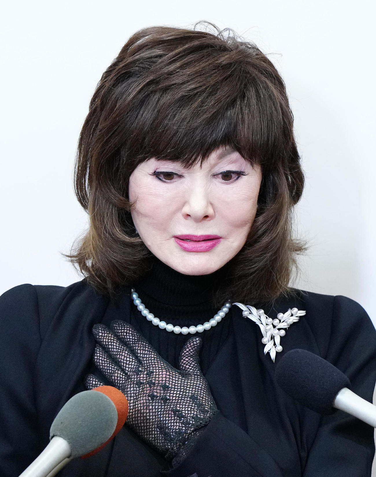 八代亜紀さんお別れの会に出席後、取材に応じる山本リンダ（撮影・江口和貴）