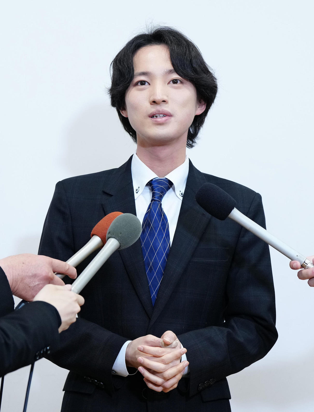 八代亜紀さんお別れの会に出席後、取材に応じる青山新（撮影・江口和貴）