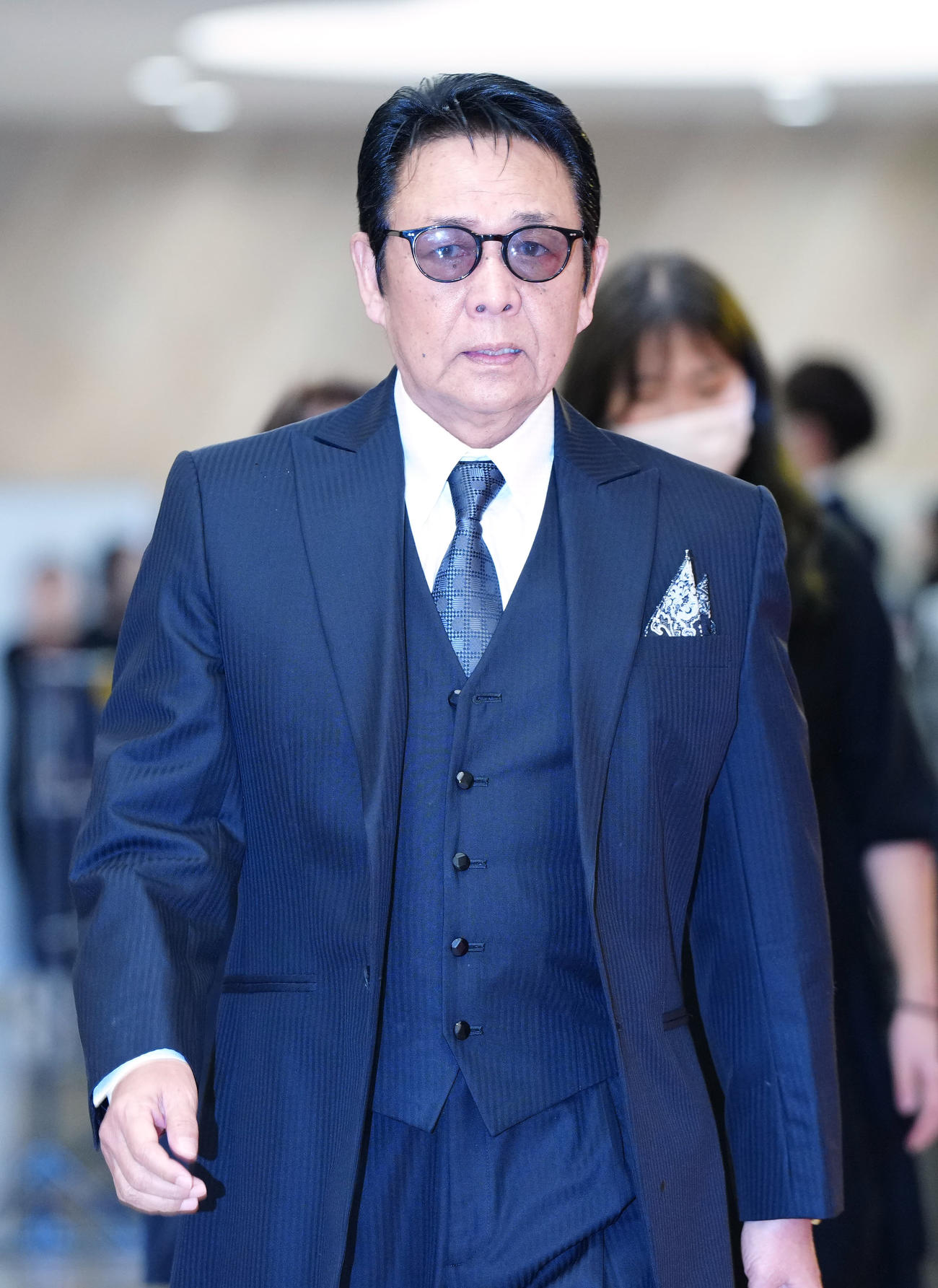 八代亜紀さんお別れの会の会場に向かう山本譲二（撮影・江口和貴）