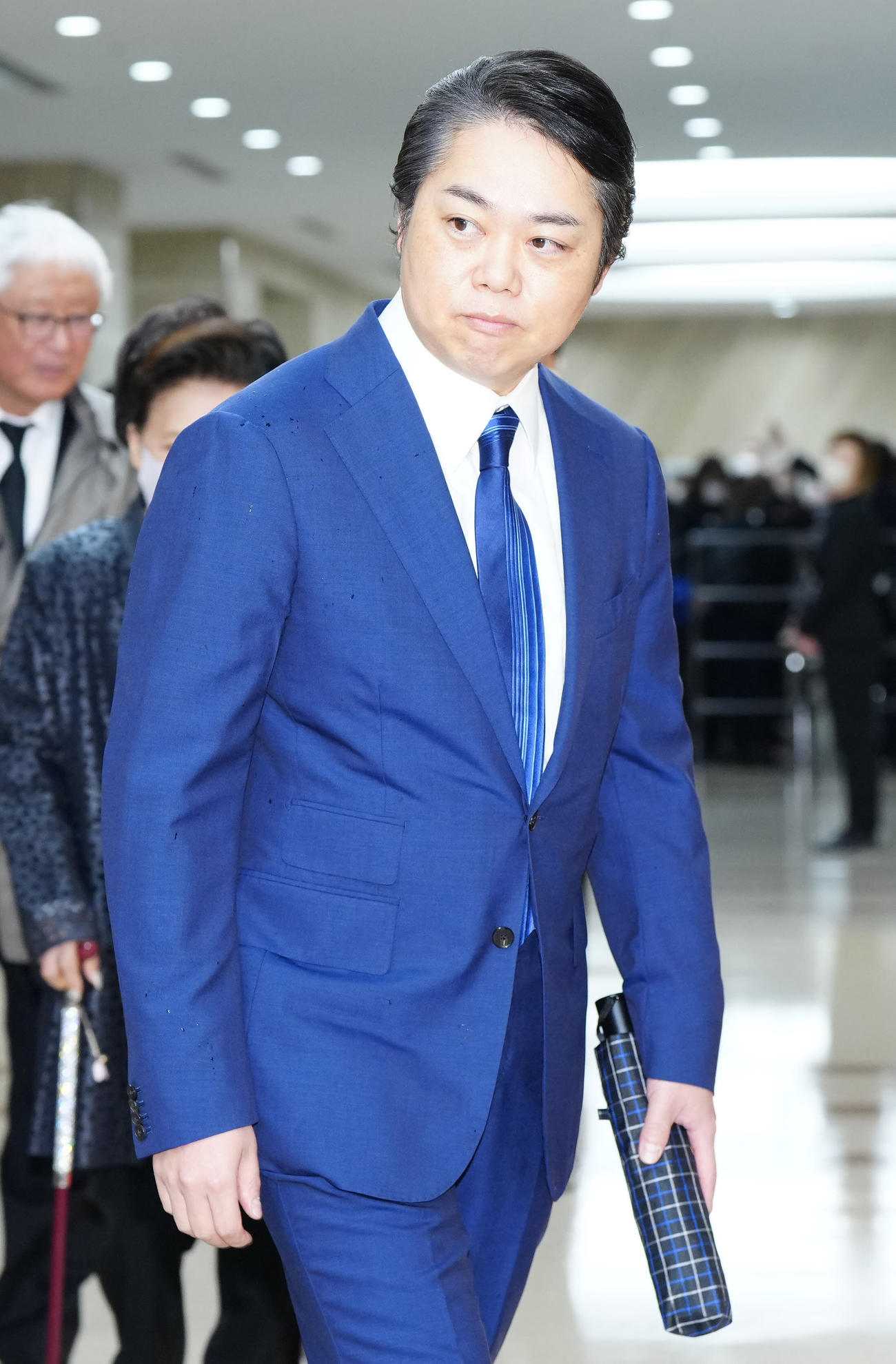 八代亜紀さんお別れの会の会場に向かう三山ひろし（撮影・江口和貴）