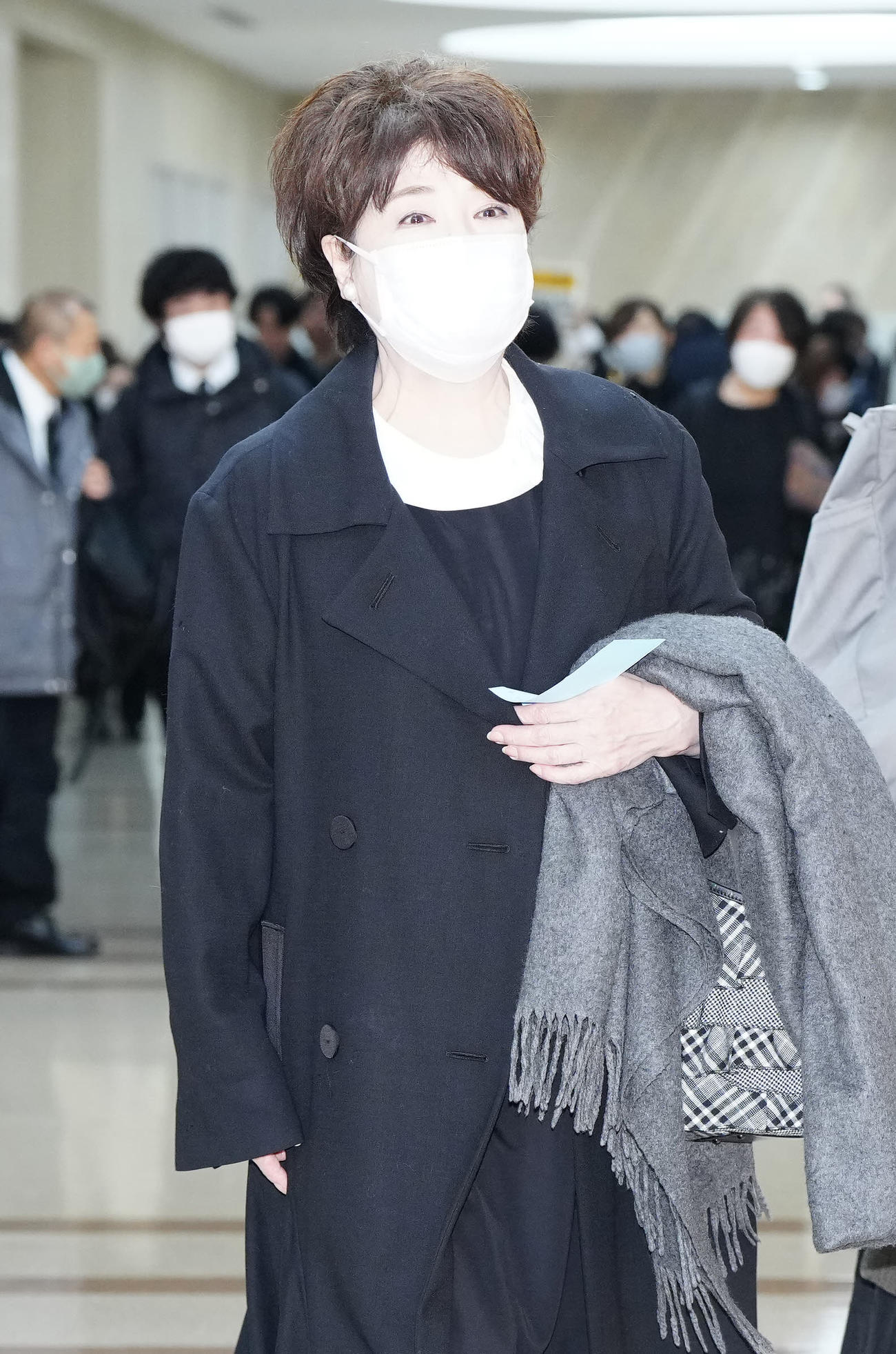八代亜紀さんお別れの会の会場に向かう川中美幸（撮影・江口和貴）