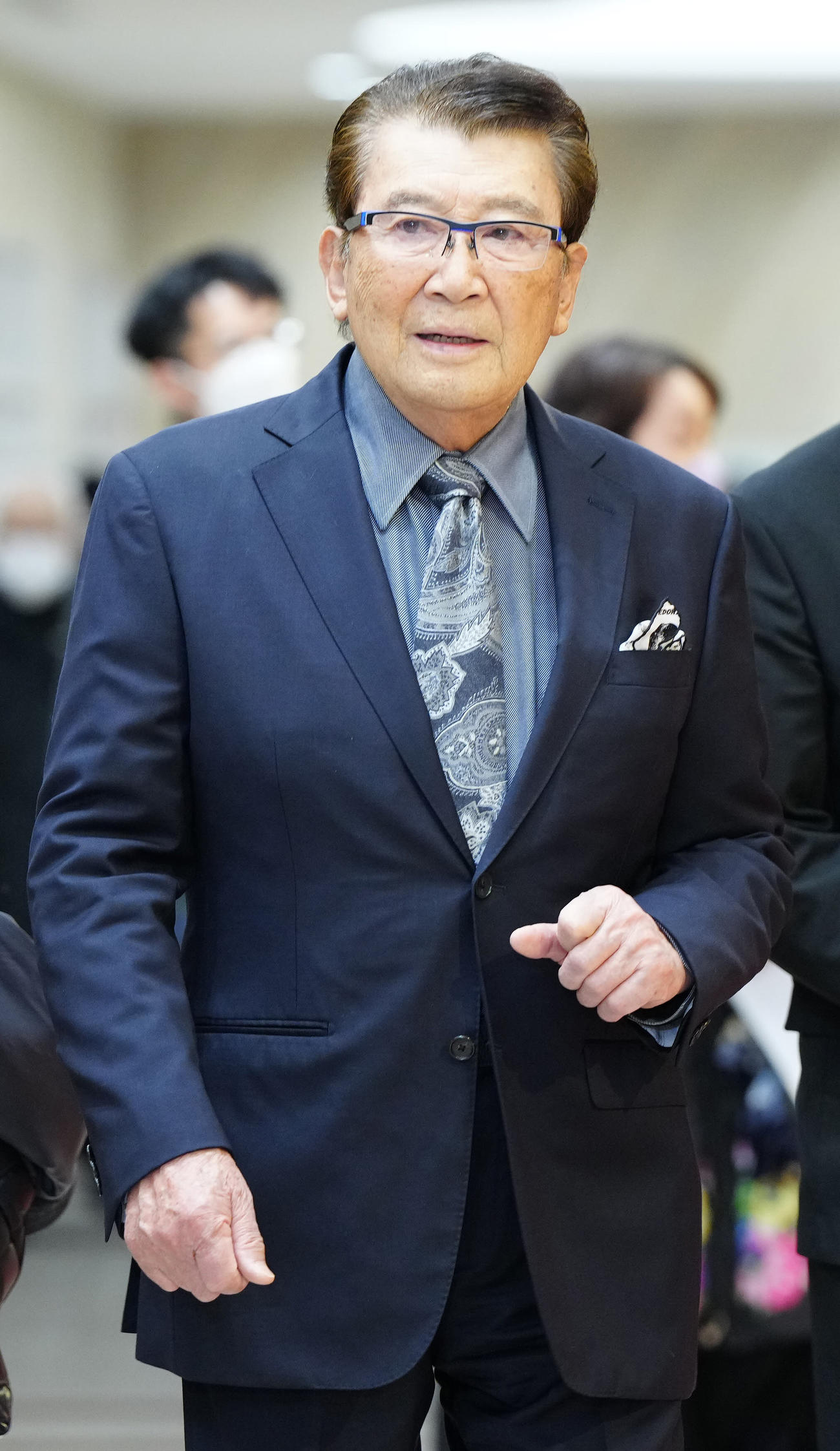 八代亜紀さんお別れの会の会場に向かう里見浩太朗（撮影・江口和貴）