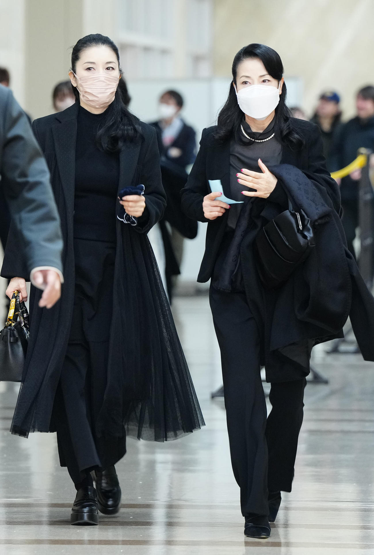 八代亜紀さんお別れの会の会場に向かう藤あや子（左）と坂本冬美（撮影・江口和貴）