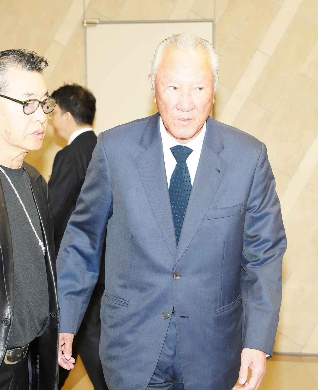 八代亜紀さんお別れの会に出席し、引き揚げる青木功氏（撮影・江口和貴）
