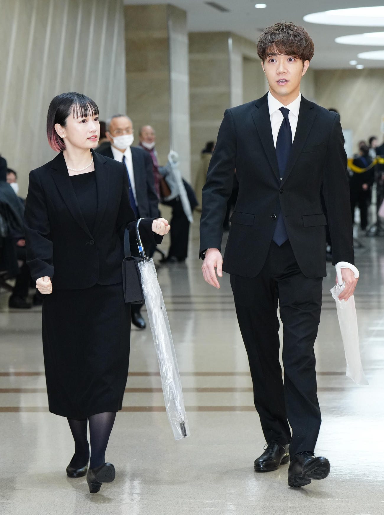 八代亜紀さんお別れの会の会場に向かう中澤卓也（右）と西田あい夫妻（撮影・江口和貴）