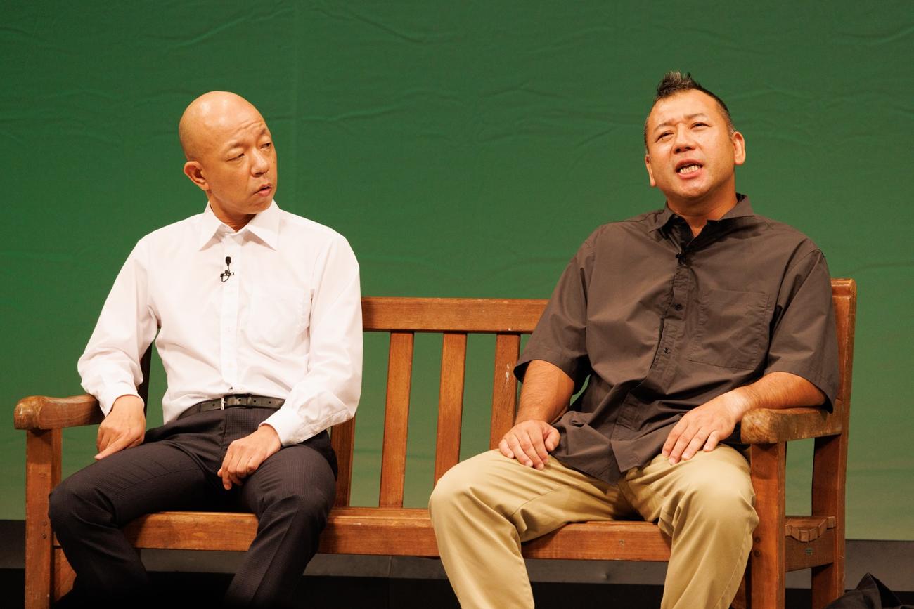 昨年9月の単独ライブ「爆音」に出演する小峠英二（左）と西村瑞樹