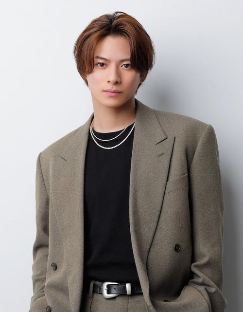 平野紫耀、パリでのオフショット投稿「平野紫耀という男はピンクまで似合うのか」ファン歓喜