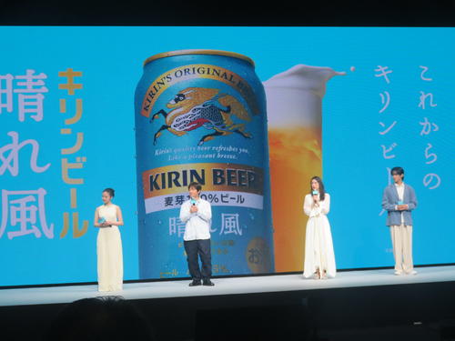内村光良「今日は、仕事がこれだけ」とグビリ　キリンビールの新ブランド発表会に出席