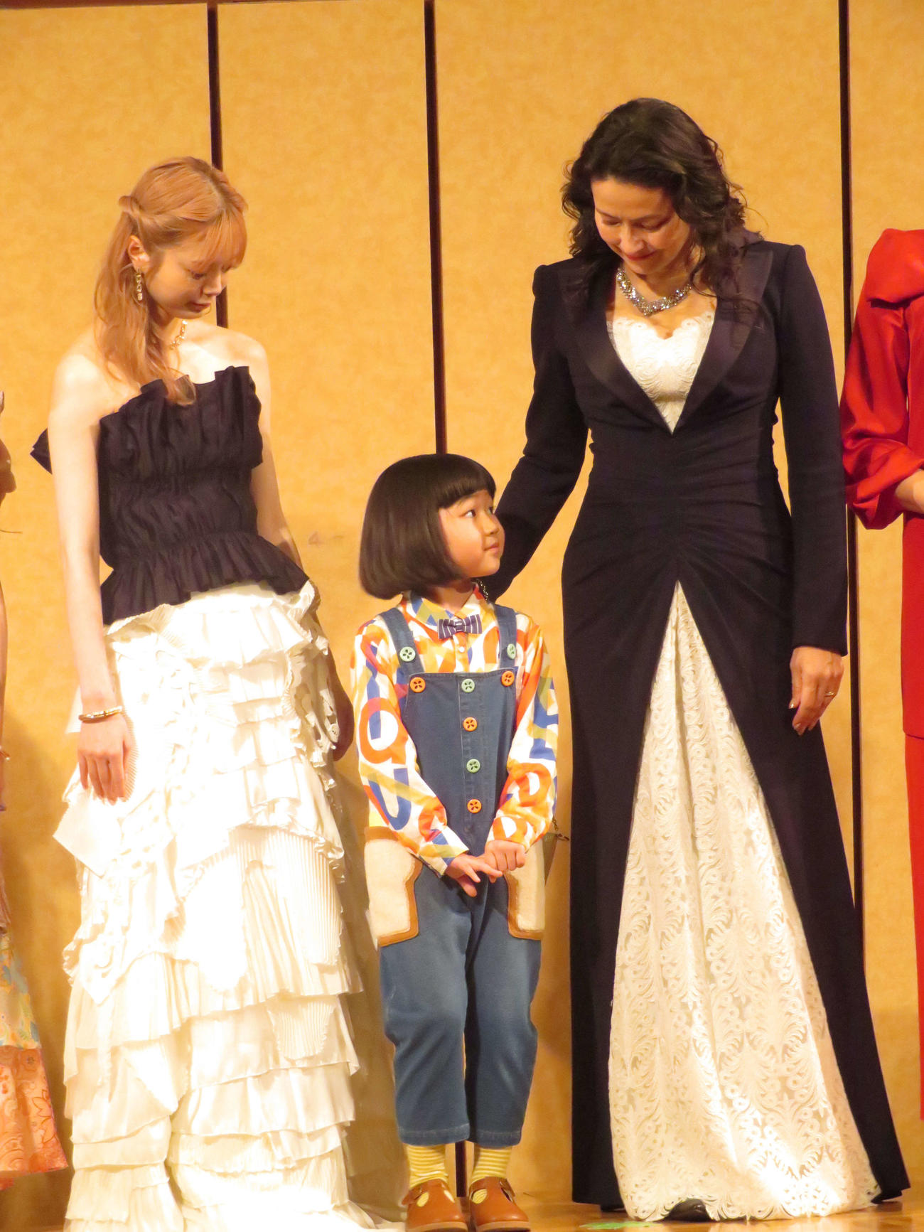 スペースクラフトグループ「創立50周年記念パーティー」に出席した左から紺野彩夏、永尾柚乃、ヒロコ・グレース
