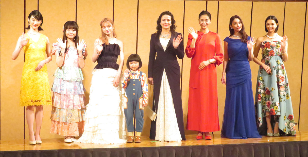 スペースクラフトグループ「創立50周年記念パーティー」に出席した左から桜井凜、其原有沙、紺野彩夏、永尾柚乃、ヒロコ・グレース、黒谷友香、結城モエ、白河れい