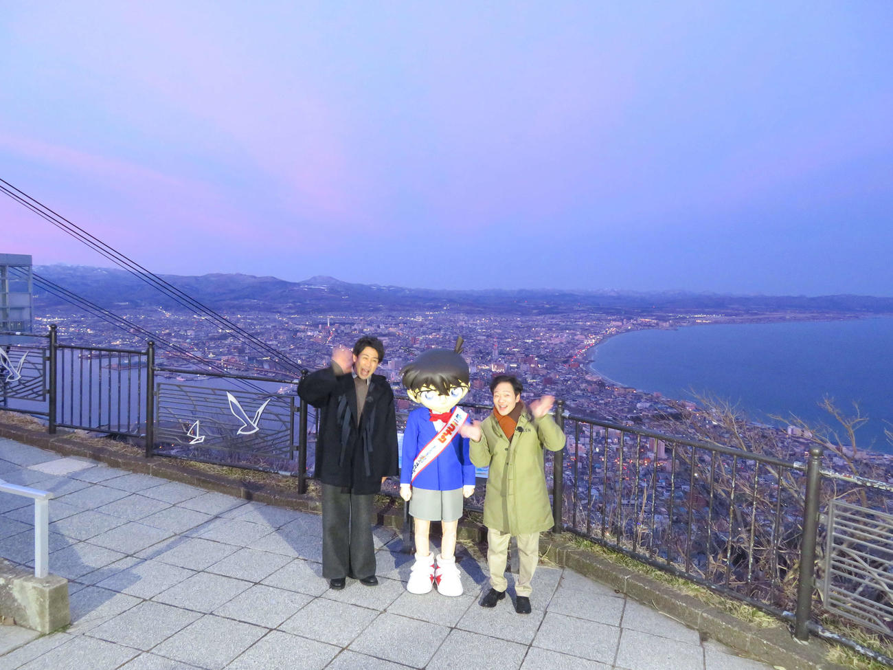 アニメ映画「名探偵コナン　100万ドルの五稜星」公開前イベントで函館山を訪れた、左から大泉洋、江戸川コナン、山口勝平（撮影・村上幸将）
