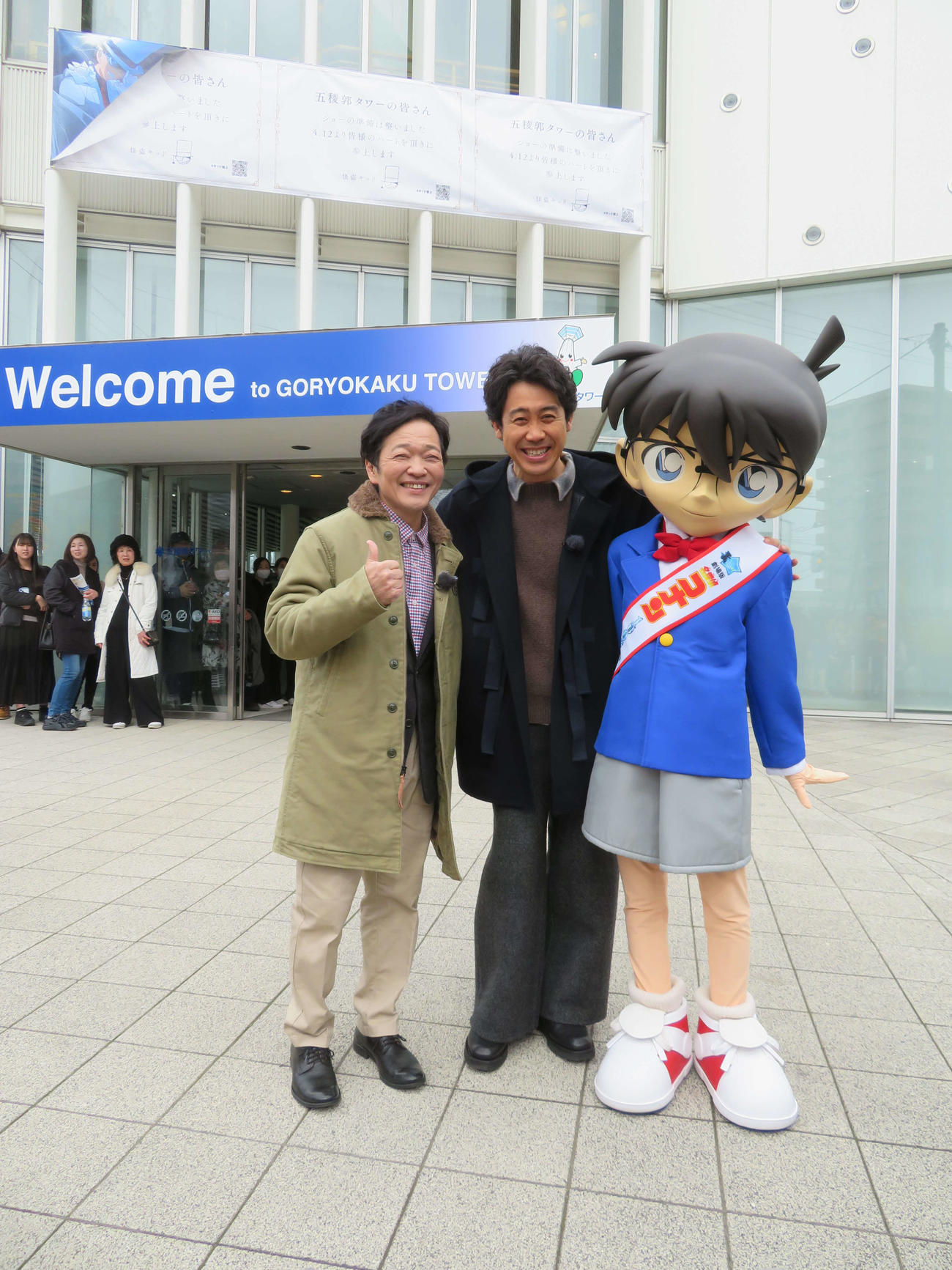 公開前イベントで函館市内の五稜郭タワーを訪れた、左から山口勝平、江戸川コナン、大泉洋（撮影・村上幸将）