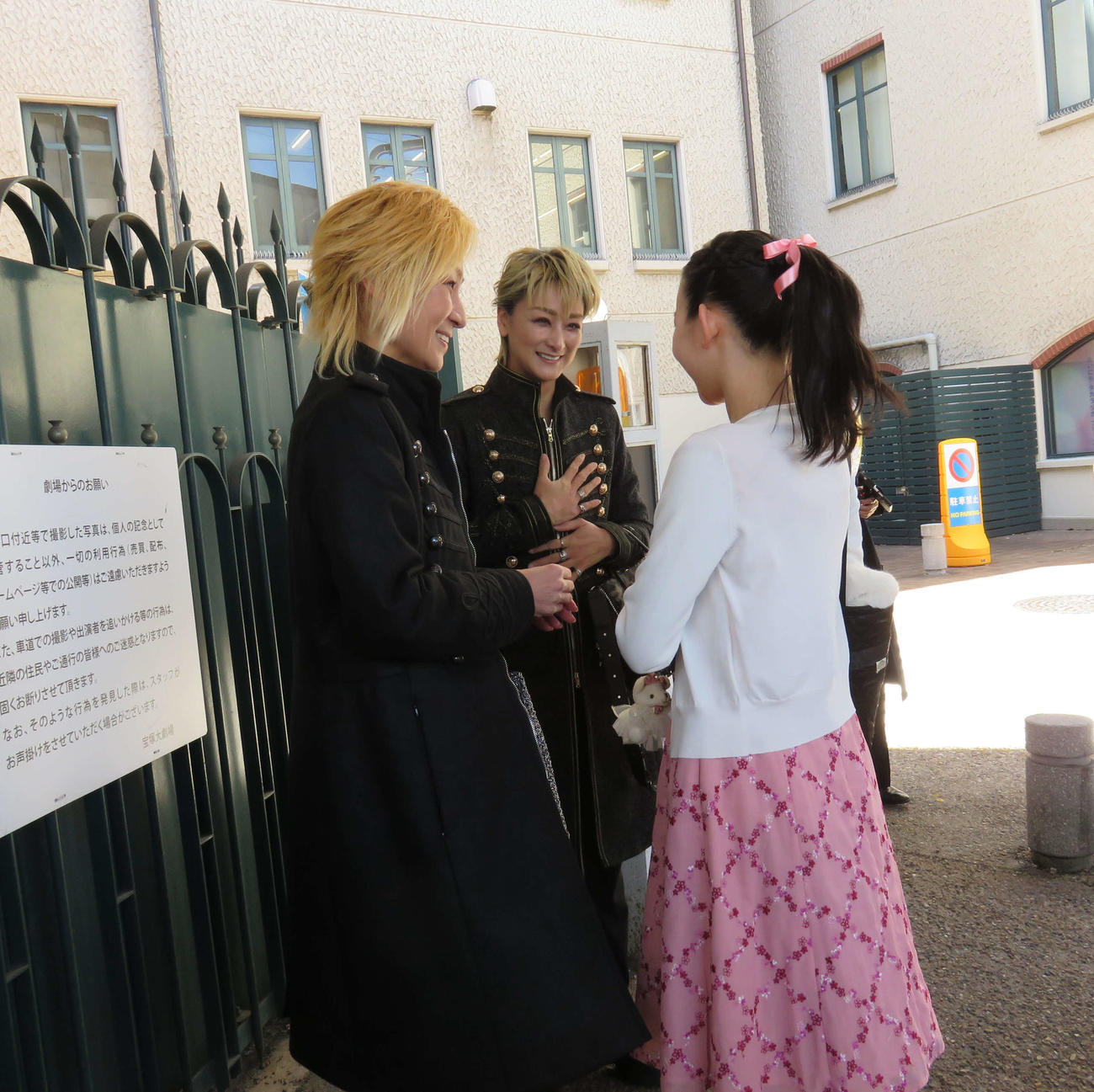 合格者と喜びを分かち合うレッスンを担当した劇団OG（撮影・村上久美子）