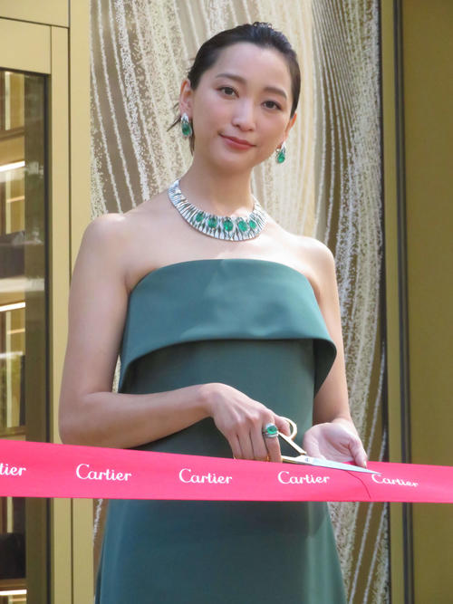 杏、総額約６億円カルティエジュエリーに包まれ登場　上品ドレス姿でテープカットセレモニー