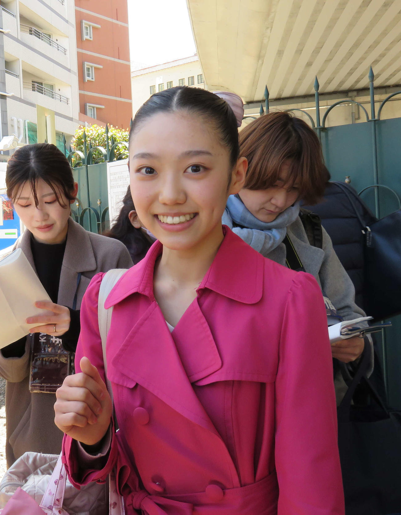 取材にこたえる112期合格者（撮影・村上久美子）