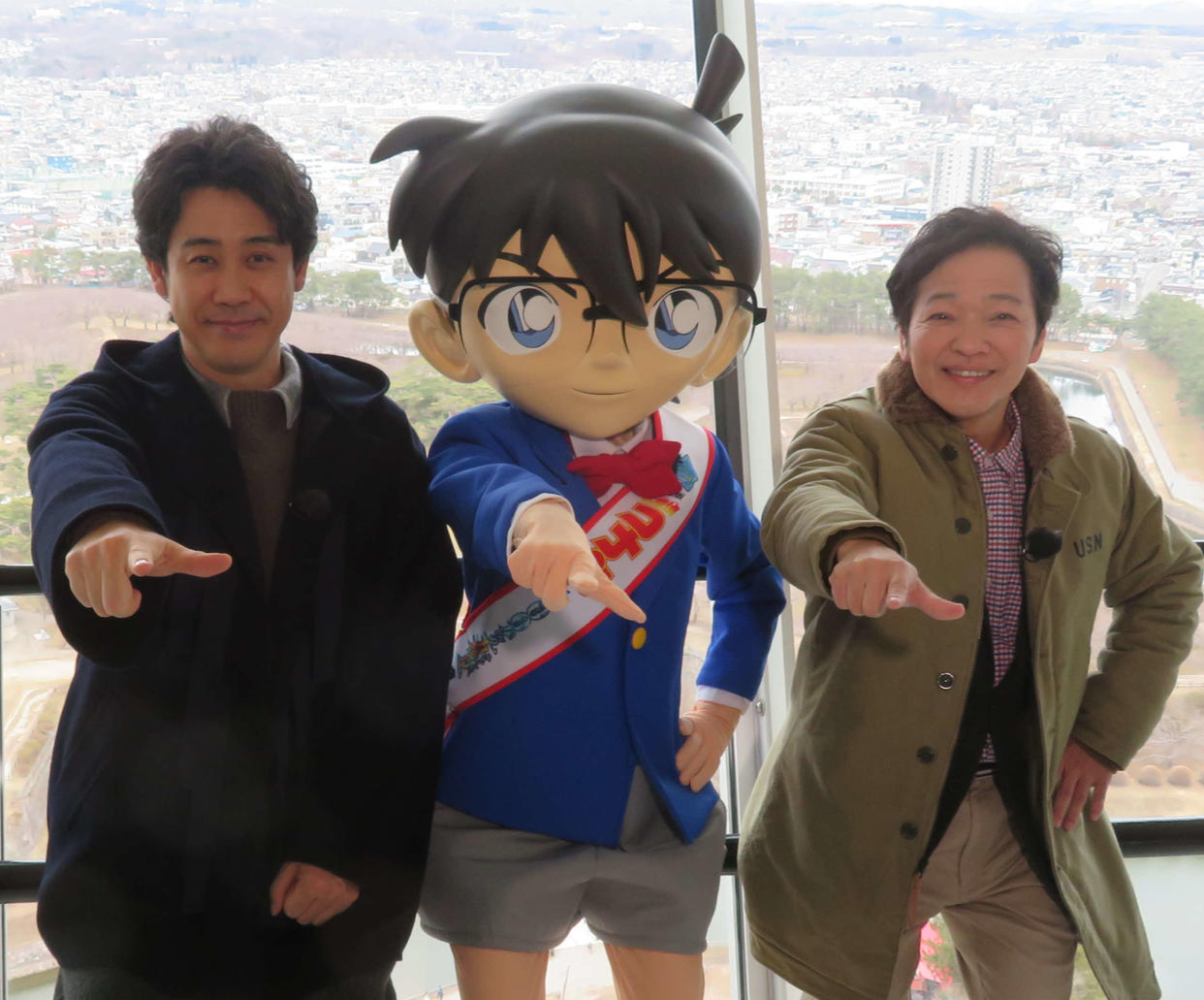 アニメ映画「名探偵コナン　100万ドルの五稜星」公開前イベントで函館市内の五稜郭タワーを訪れた、左から大泉洋、江戸川コナン、山口勝平（撮影・村上幸将）