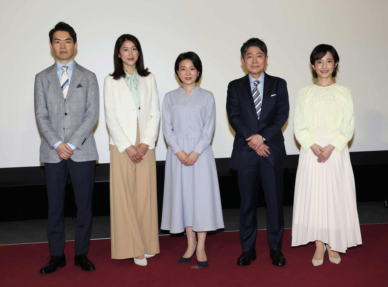 NHKの夜9時からのニュース番組を担当する、左からニュースウオッチ9の広内仁記者、佐藤真莉子記者、星麻琴アナウンサー。サタデーウオッチ9の伊藤良司記者、林田理沙アナウンサー（撮影・丹羽敏通）