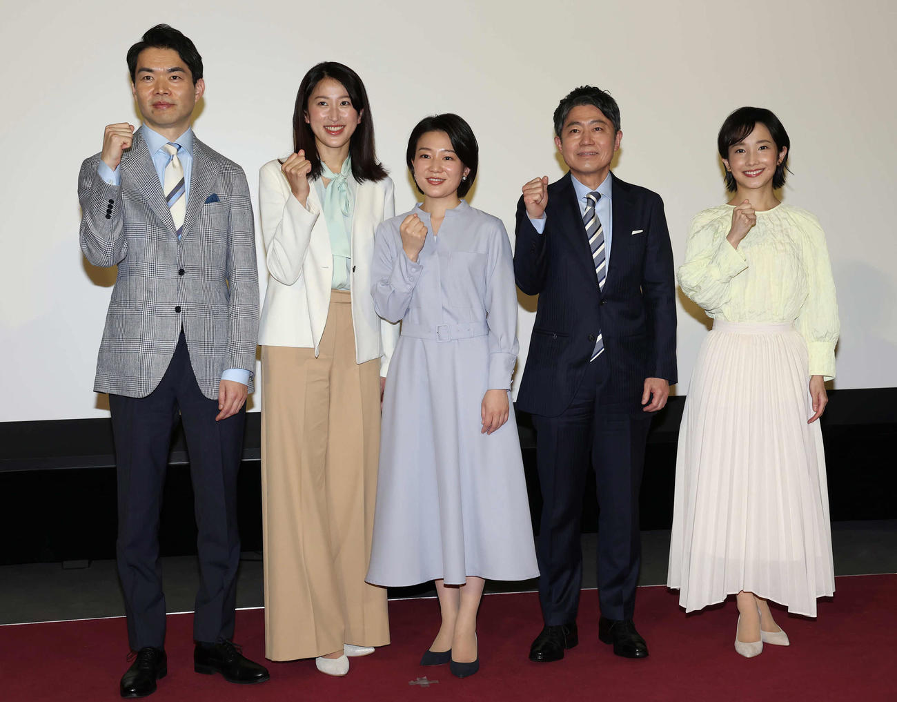 NHKの夜9時からのニュース番組を担当する、左からニュースウオッチ9の広内仁記者、佐藤真莉子記者、星麻琴アナウンサー。サタデーウオッチ9の伊藤良司記者、林田理沙アナウンサー（撮影・丹羽敏通）