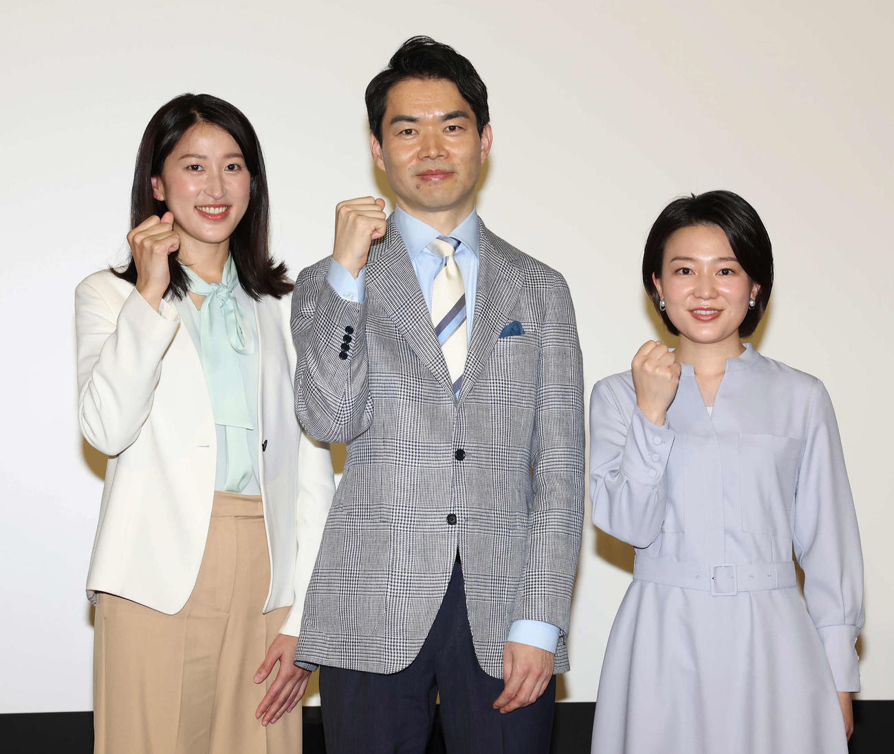 新年度からのニュースウオッチ9を担当する、左から佐藤真莉子記者、広内仁記者、星麻琴アナウンサー（撮影・丹羽敏通）