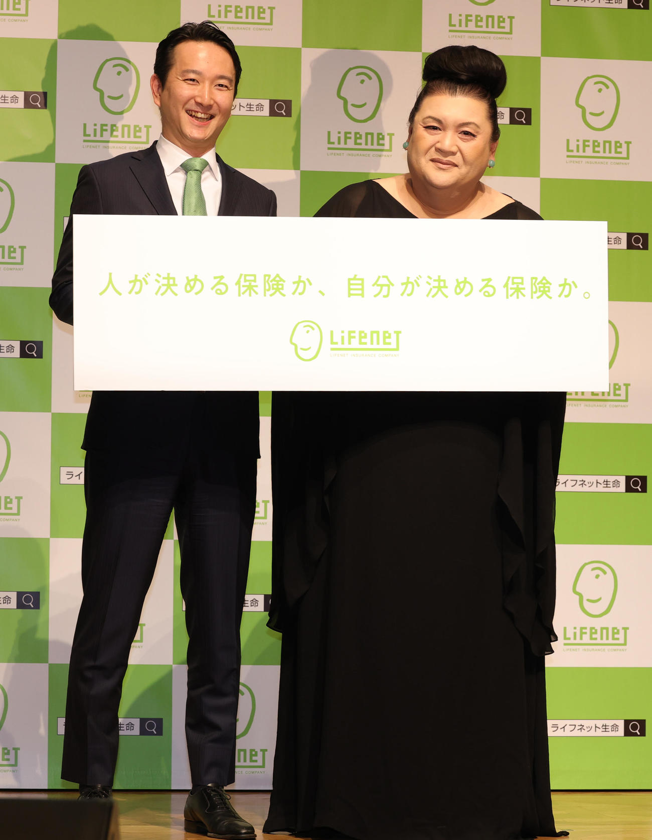 ライフネット生命の新CM発表会に登場したマツコデラックス。左は森社長（撮影・野上伸悟）