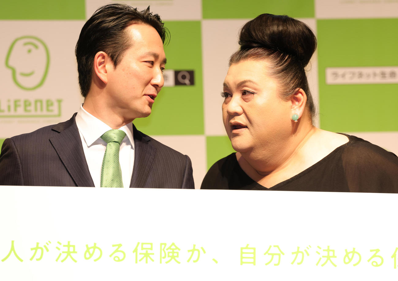 ライフネット生命の新CM発表会に登場したマツコデラックス。左は森社長（撮影・野上伸悟）