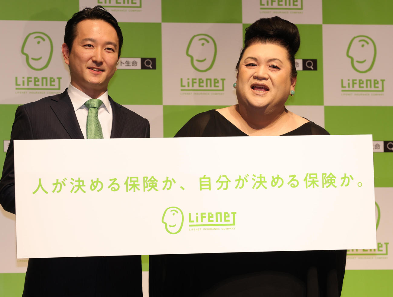 ライフネット生命の新CM発表会に登場したマツコデラックス。左は森社長（撮影・野上伸悟）
