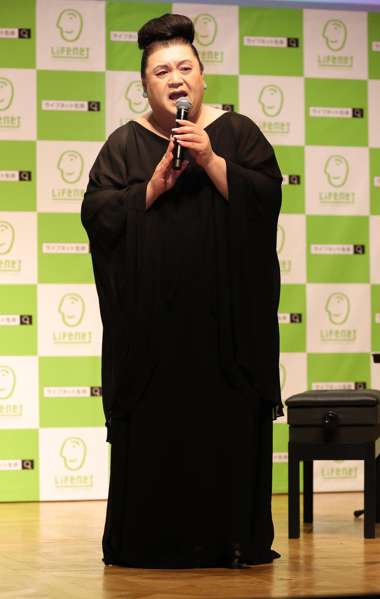 ライフネット生命の新CM発表会に登場したマツコデラックス（撮影・野上伸悟）
