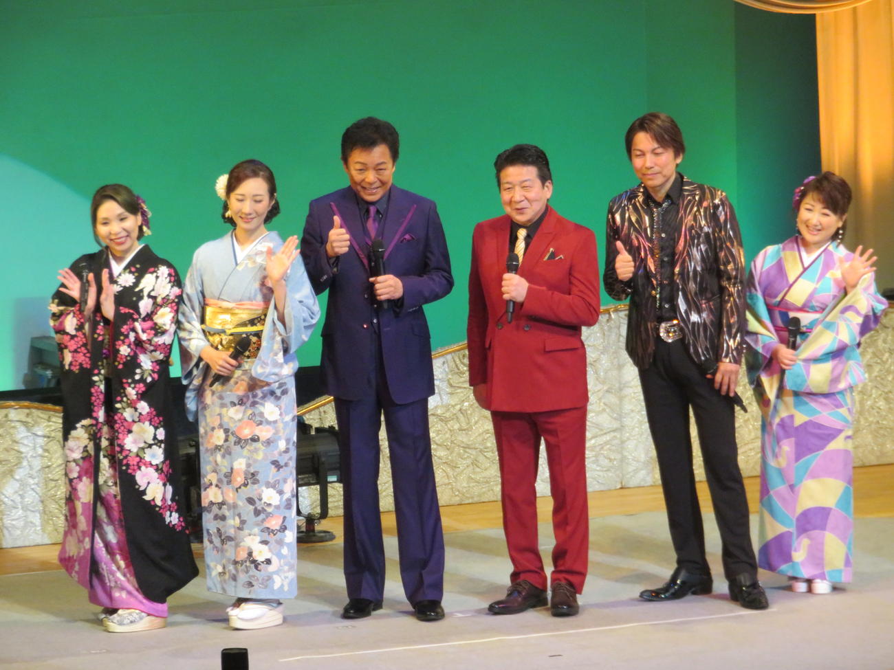 「東京演歌ライブ　なかの」に出演した、左から水城なつみ、椎名佐千子、藤原浩、西方裕之、岩出和也、井上由美子