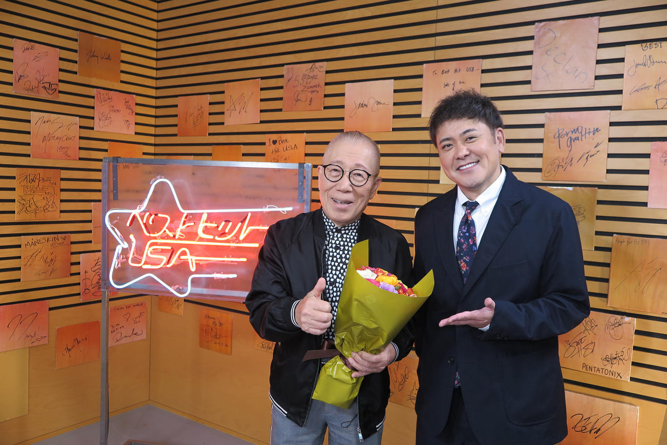 BS朝日「ベストヒットUSA」スペシャルの収録後、小林克也（左）の誕生日を祝う有田哲平（右）