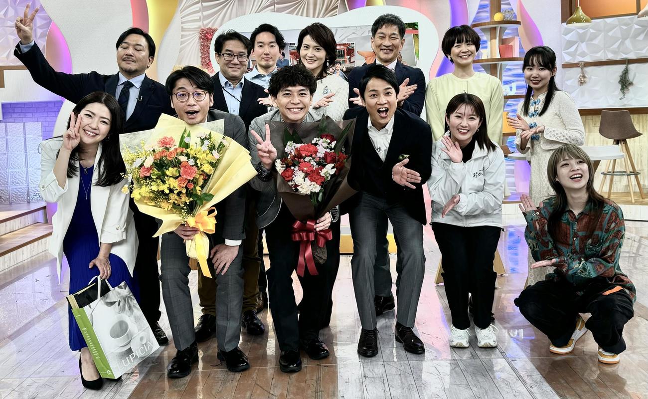 番組を卒業するさや香を囲んだ記念撮影で阪神のV2を予言する今村翔吾氏（後列左）