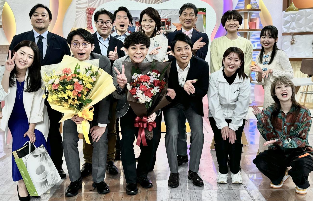 阪神のV2を予言した今村翔吾氏（後列左端）は、番組を卒業するさや香を囲んだ記念撮影に加わる