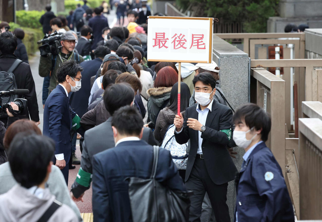 ダウンタウン松本人志初公判の第1回口頭弁論で傍聴券を求めて集まった人たち（撮影・丹羽敏通）
