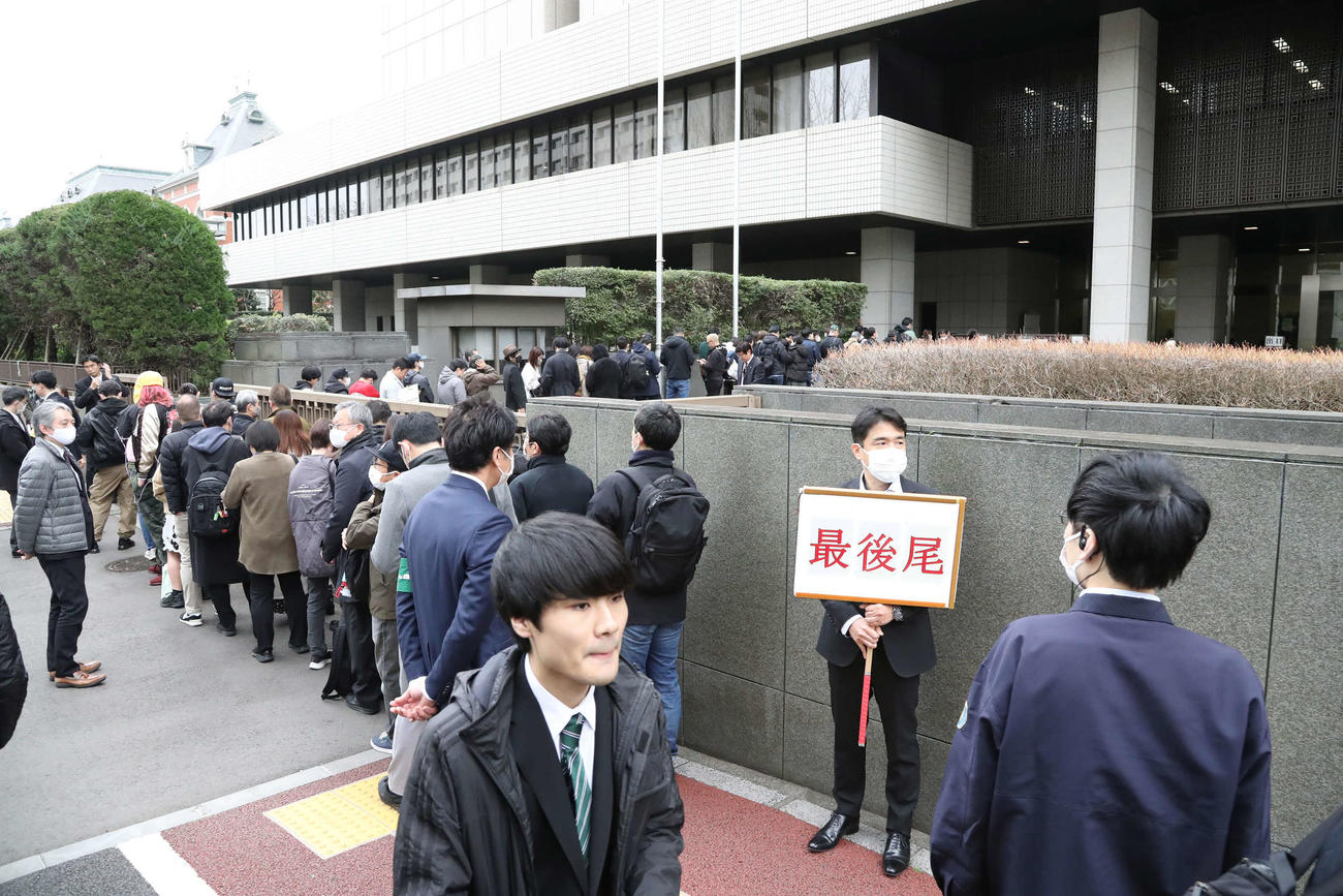 ダウンタウン松本人志初公判の第1回口頭弁論で傍聴券を求めて集まった人たち（撮影・丹羽敏通）