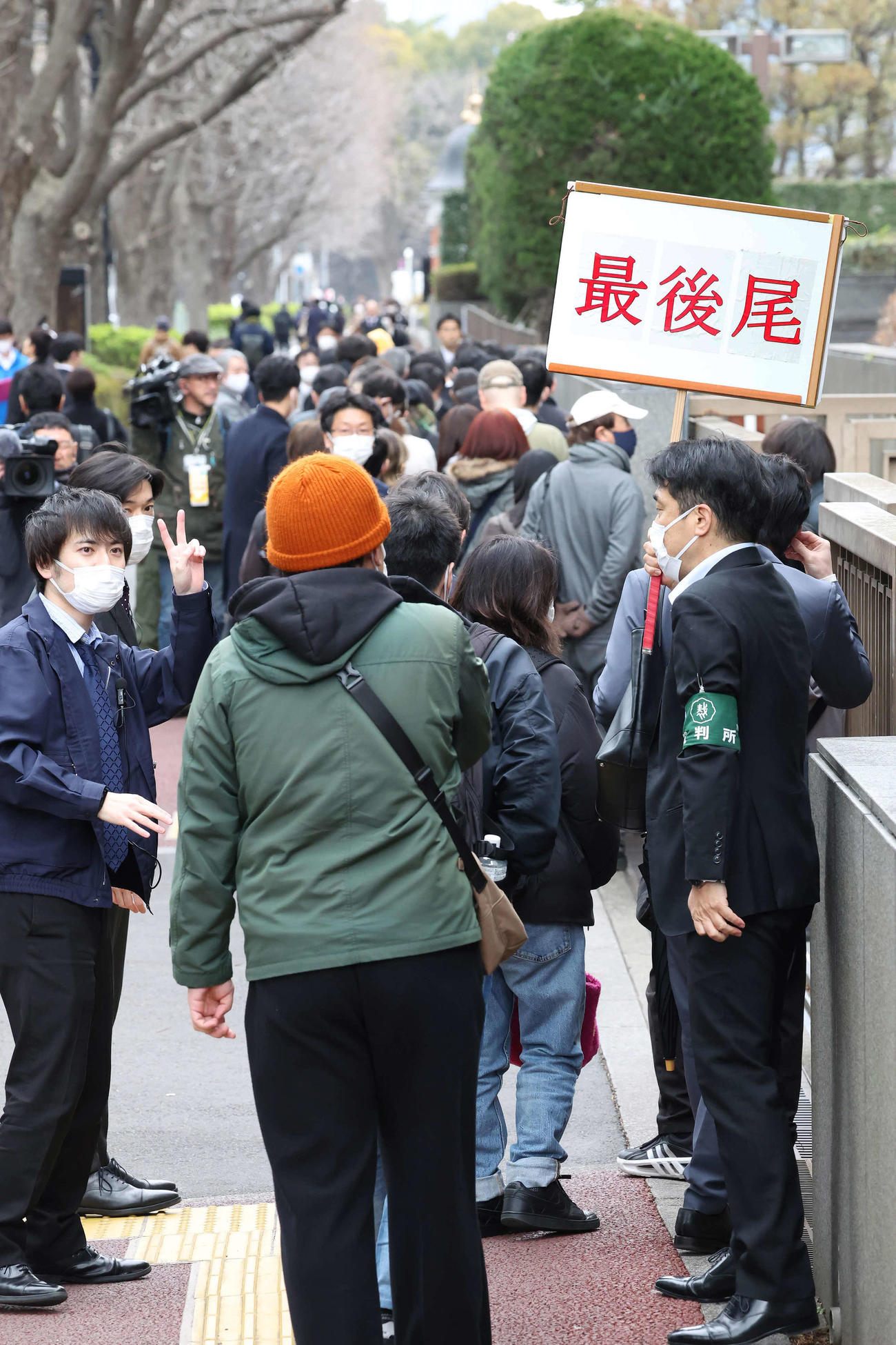 ダウンタウン松本人志初公判の第1回口頭弁論で傍聴券を求めて集まった人たち（撮影・丹羽敏通）