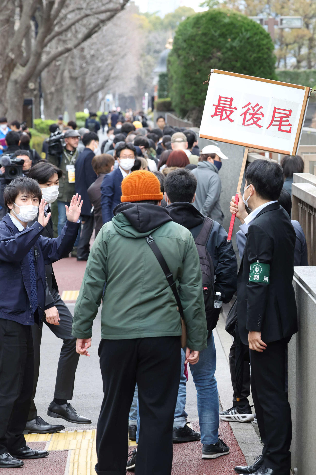 ダウンタウン松本人志初公判の第1回口頭弁論で傍聴券を求めて集まった人たち（撮影・丹羽敏通）
