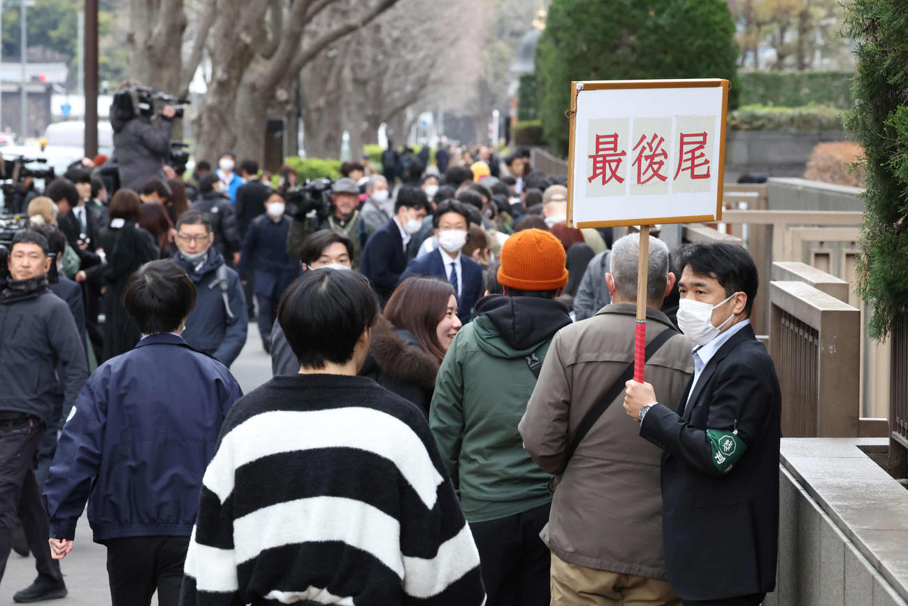 ダウンタウン松本人志初公判の第1回口頭弁論で傍聴券を求めて集まった人たち（撮影・丹羽敏通）