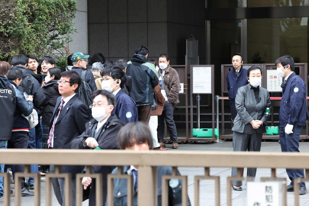 ダウンタウン松本人志初公判の第1回口頭弁論で傍聴券を求めて集まった人たち（撮影・丹羽敏通）