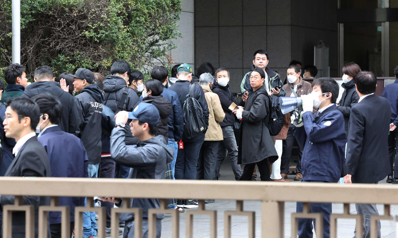ダウンタウン松本人志初公判の第1回口頭弁論で傍聴券を求めて集まった人たち（撮影・丹羽敏通）
