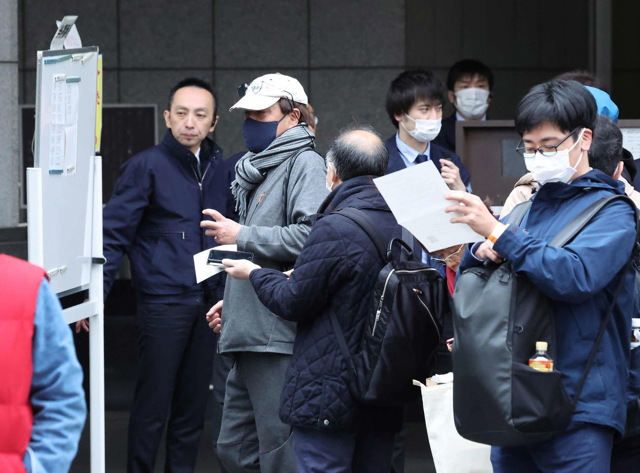ダウンタウン松本人志の「週刊文春」訴訟第1回口頭弁論で傍聴券の抽選結果を見つめる人（撮影・丹羽敏通）