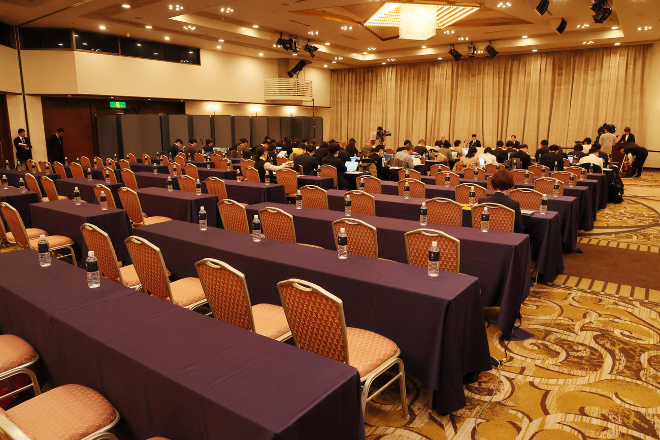 阪急阪神HD謝罪会見の会見場全景（撮影・加藤哉）